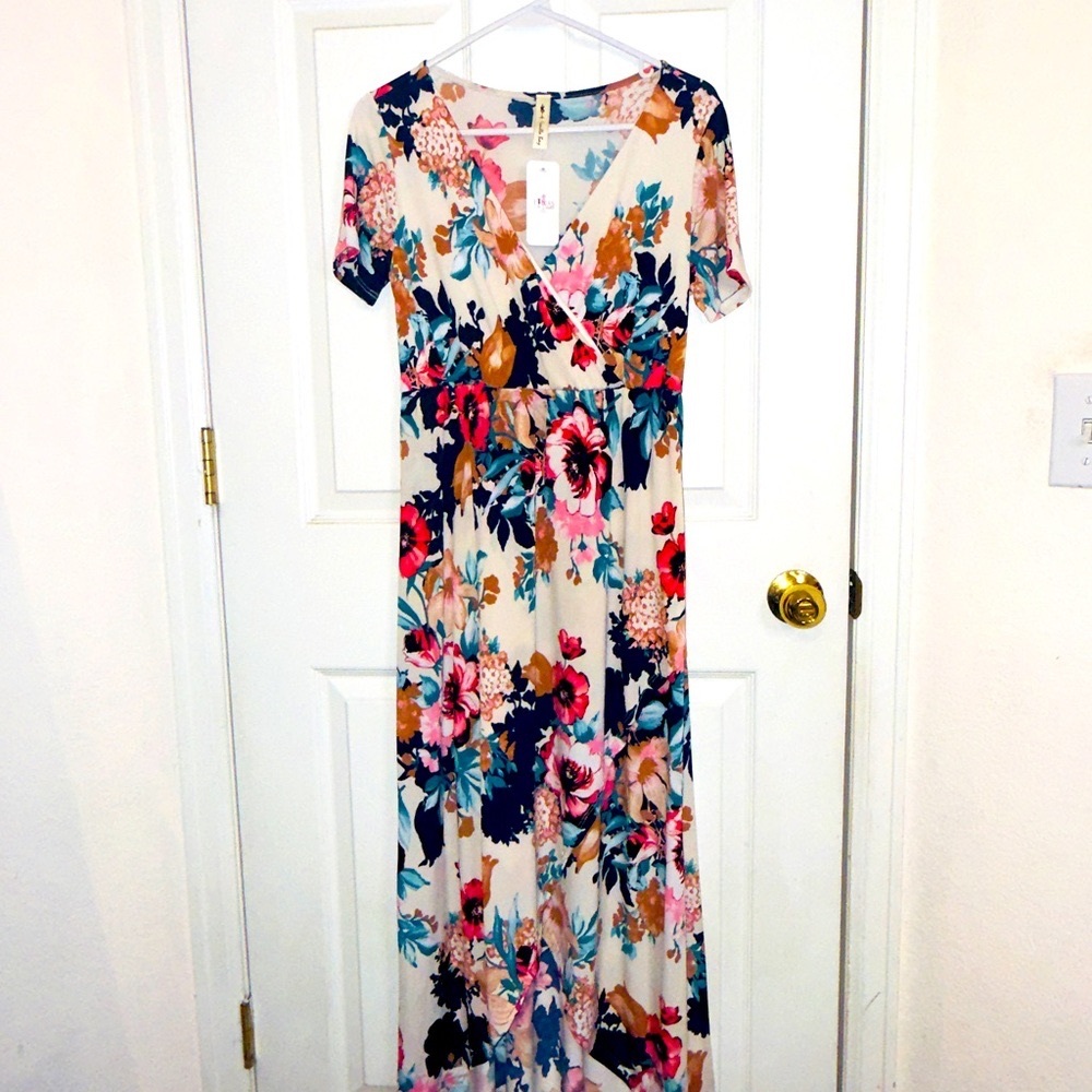 Floral Maxi Dress – White with Pink/Red/Brown/Teal/Tan Flowers – NWT Size Medium